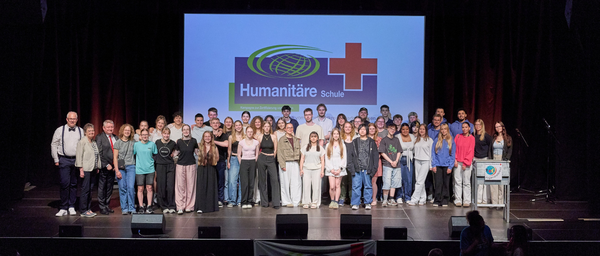 husch_startseite_titelbild.jpg Gruppenfoto auf der Zertifizierungsfeier der Kampagne Humanitäre Schule.